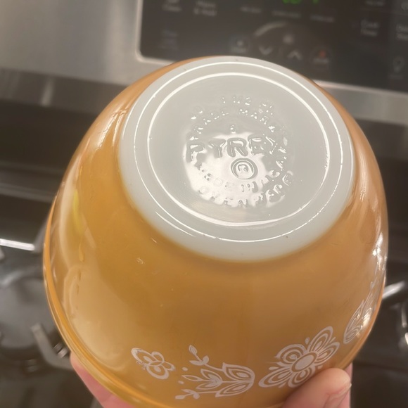 Vintage Pyrex mixing bowl set of three butterfly gold pattern. EUC! - Picture 6 of 6